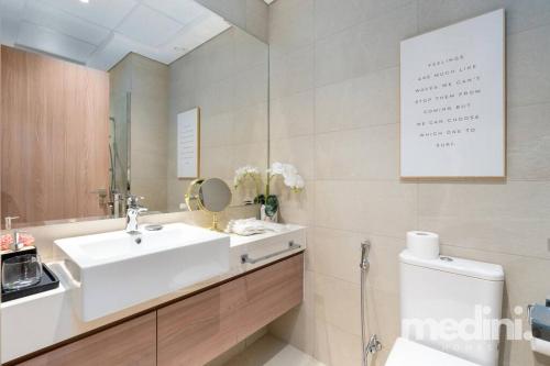 Koupelna v ubytování 12min from Burj Khalifa - Studio - Azizi Riviera