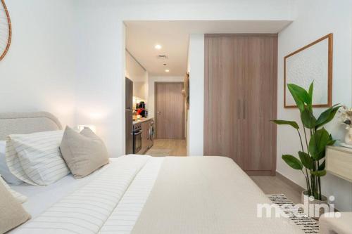 Postel nebo postele na pokoji v ubytování 12min from Burj Khalifa - Studio - Azizi Riviera