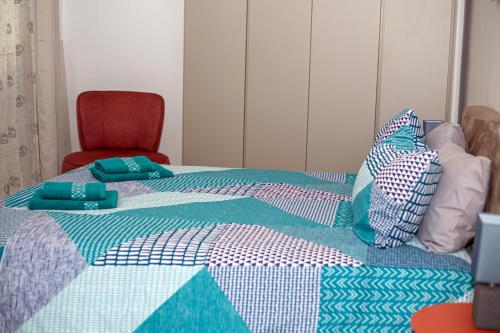 Una cama o camas en una habitación de Modern Hennessy Apartment
