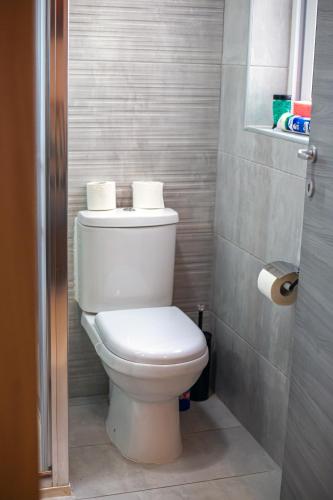 Un baño de Modern Hennessy Apartment