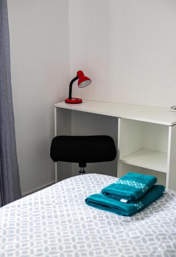 Una cama o camas en una habitación de Modern Hennessy Apartment