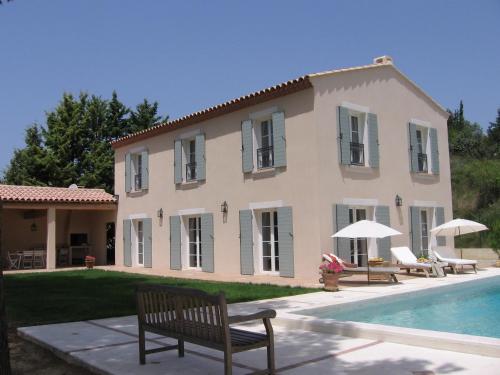 une grande maison avec une piscine à côté dans l'établissement Belle bastide du Midi, à Campagnan