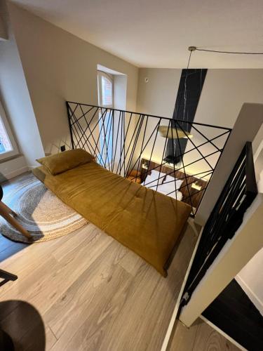 une chambre avec un lit dans une pièce dans l'établissement Cocon des Moulins, à Toulouse