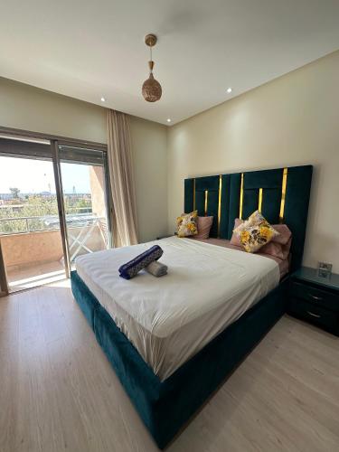 Un dormitorio con una cama grande con una ventana grande. en Sublime Studio Prestigia Agate, en Marrakech