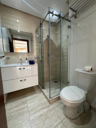 Un baño con inodoro y ducha de cristal. en Sublime Studio Prestigia Agate, en Marrakech