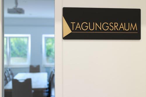 a sign on the door of a restaurant at Steinberger Hof Übernachtungen in Rinteln