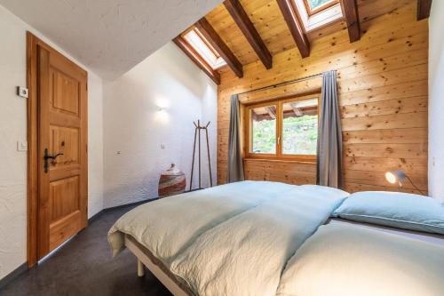 Postel nebo postele na pokoji v ubytování Mirador auf der Sonnenterrasse von Saas-Fee