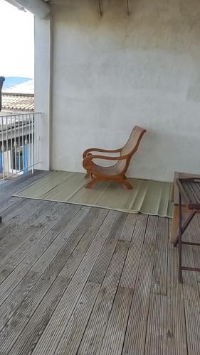 - une chaise en bois assise à un étage dans une chambre dans l'établissement Luberon sud, à La Bastidonne