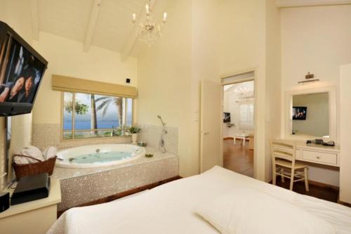 Un pat sau paturi într-o cameră la The White Chalet View