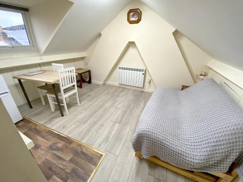 アリスバーリーにあるApartment with an Open-Plan Kitchen Living Roomの屋根裏のベッドルーム(ベッド1台、デスク付)