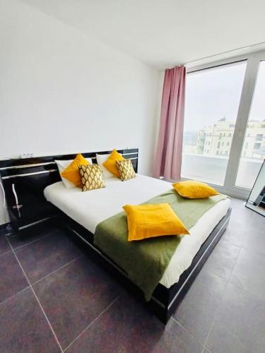 Letto o letti in una camera di 2 bedrooms Penthouse in Center w Terrace&Parking