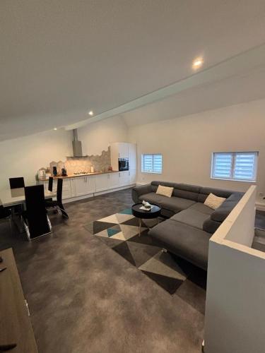 una sala de estar con un sofá y una mesa en L'escapade des Vignes, en Bennwihr