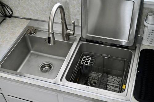 Η κουζίνα ή μικρή κουζίνα στο Bright & cozy 2nd Floor Apartment Close to NYC