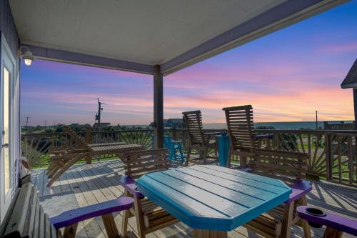 Bolivar PeninsulaにあるViews! Beachside, Hot Tub, Arcade, Family Beach Retreat with Fun for Every Age!のデッキ(青いテーブル、ポーチチェア付)