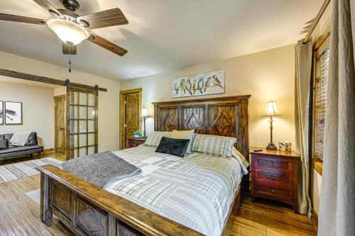 Katil atau katil-katil dalam bilik di 28 Acres Home with Barn and Fire Pit Near Franklin!