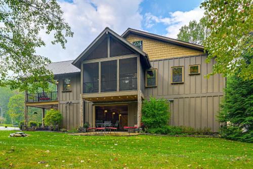 Taman di luar 28 Acres Home with Barn and Fire Pit Near Franklin!