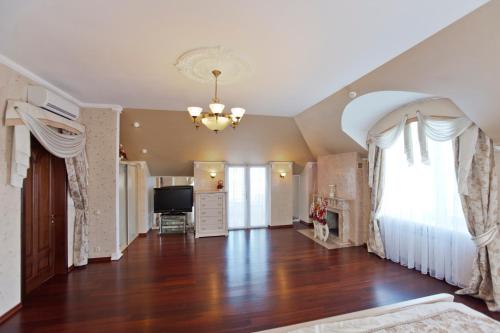 a living room with a hard wood floor and a chandelier at Gorny Ruchej in Hora