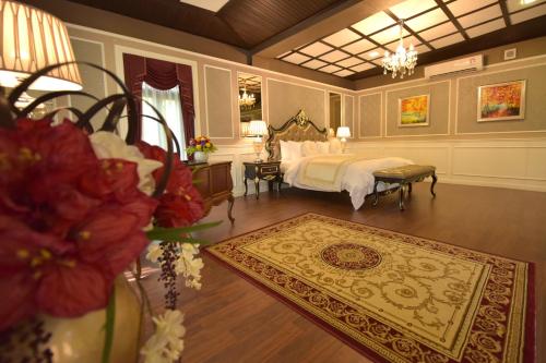 ein großes Schlafzimmer mit einem Bett und einem Teppich in der Unterkunft The Orchard Resort & Spa Melaka I World Spa Awards Winner I Free Access to Outdoor Spa Pool in Malakka