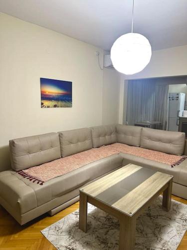 M apartment tesisinde bir oturma alanı