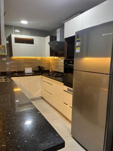 Kuchyň nebo kuchyňský kout v ubytování 3 bedroom apartment luxury rehab