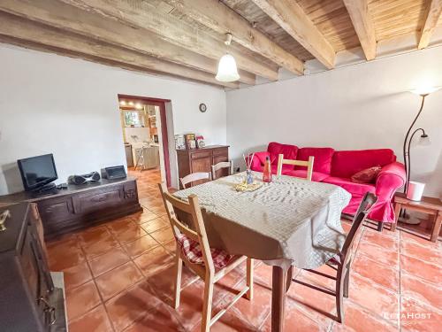 TV a/nebo společenská místnost v ubytování Jardin Verdoyant à Soupex "Au Tournesol"