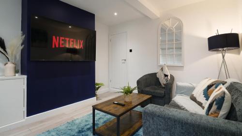 Una televisión o centro de entretenimiento en Modern Luxury Home - Pool Table - Prime Location!