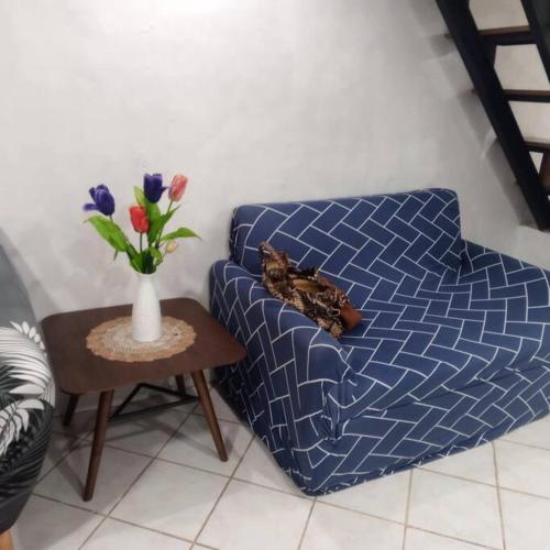 Ruang duduk di CheapEntireHouse Mel Place in Mandaue with Netflix for 5pax or more