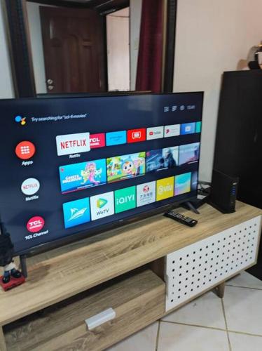 Televisyen dan/atau pusat hiburan di CheapEntireHouse Mel Place in Mandaue with Netflix for 5pax or more