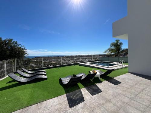 Ocean view by Charmes B