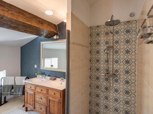 une salle de bain avec lavabo et douche dans l'établissement Lécurie, à Montréal
