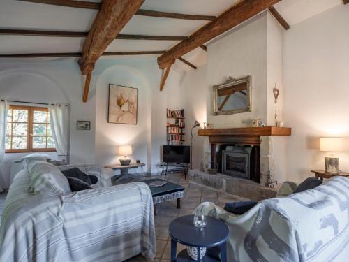 un salon avec un canapé et une cheminée dans l'établissement Le Pigeonnier de Villefloure, à Montréal