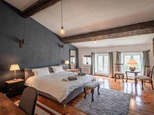 une chambre avec un grand lit dans une pièce dans l'établissement Lécurie, à Montréal