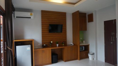 TV a/nebo společenská místnost v ubytování Lanta Intanin Resort - SHA Extra Plus