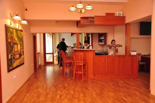 dos hombres parados en un mostrador en una cocina en Hotel Rudka, en Kunštát