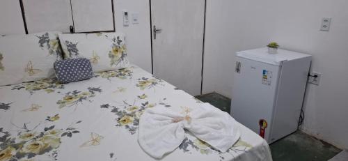 a bedroom with a bed with flowers on it at Suite da Barra in Barra Grande