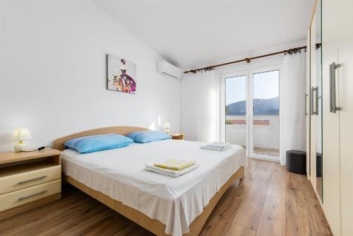 Apartments with parking space Baska, Krk - 23536