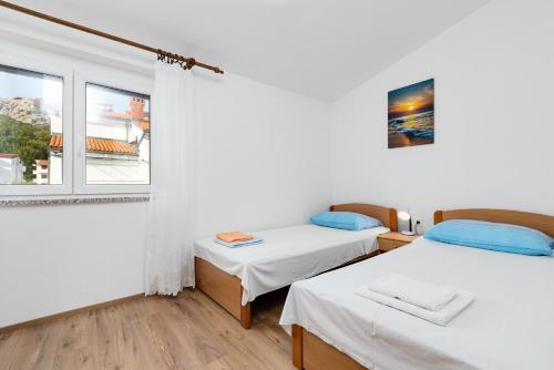 Apartments with parking space Baska, Krk - 23536