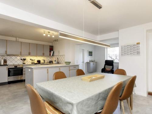 Η κουζίνα ή μικρή κουζίνα στο 8 person holiday home in Nykøbing F-By Traum