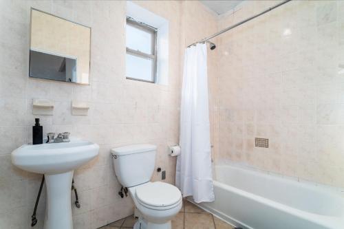 Koupelna v ubytování Spacious 3BR 2BA in East Harlem - Near Central Park