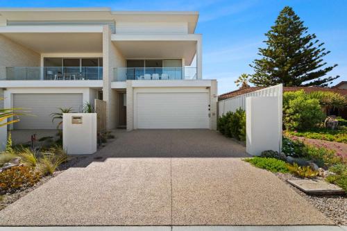a house with a driveway and a garage at Driftwood Port Noarlunga South in Port Noarlunga South