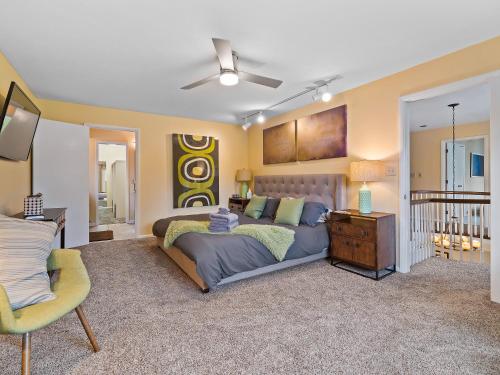 Un dormitorio con una cama y un sofá. en Spacious Pepper Pike Home - Near CLE Clinc & CWRU, en Pepper Pike