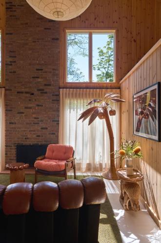 a living room with a couch and a potted plant at Silver Sands Motel & Beach Bungalows in Greenport