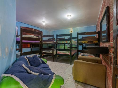 a room with a bunch of bunk beds at Chácara Arco Íris in Conde