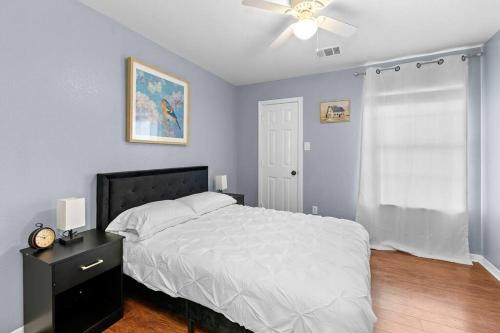 Entire Duplex - 10 Min From Downtown - Sleeps 20にあるベッド