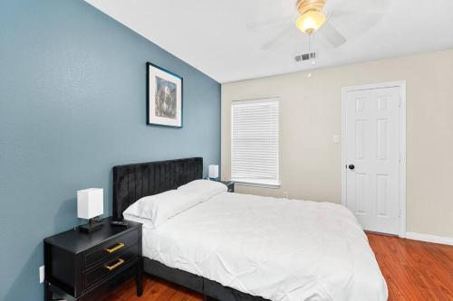 Entire Duplex - 10 Min From Downtown - Sleeps 20にあるベッド