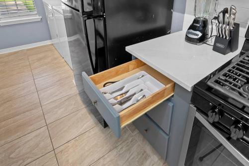 Entire Duplex - 10 Min From Downtown - Sleeps 20にあるキッチンまたは簡易キッチン