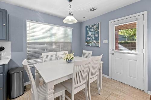 オースティンにあるEntire Duplex - 10 Min From Downtown - Sleeps 20のギャラリーの写真