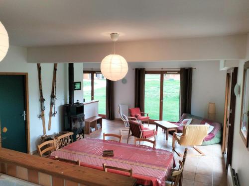 un salon avec une table et des chaises dans l'établissement Maison spacieuse à Corrençon avec terrasse et jardin, 4 chambres - FR-1-761-1, à Corrençon-en-Vercors