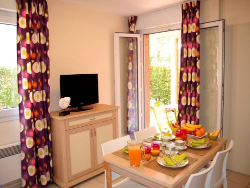 une salle à manger avec une table avec des fruits dessus dans l'établissement Villa in France with Garden and Terrace, à Saint Cyprien Plage