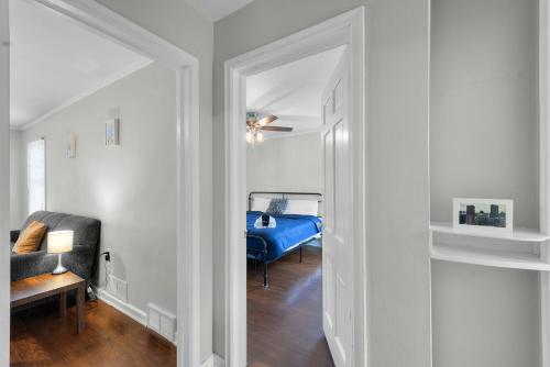 Ένα ή περισσότερα κρεβάτια σε δωμάτιο στο Top-Floor 1BR Apartment in Omaha